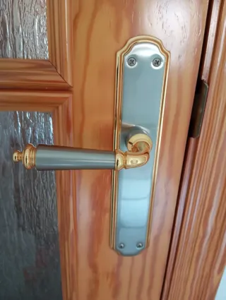 Puertas de madera con y sin cristal