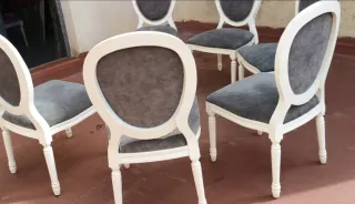 Sillas de madera blancas tapizadas en gris