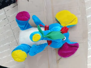 Lote de peluches: perro, elefante, muñeco