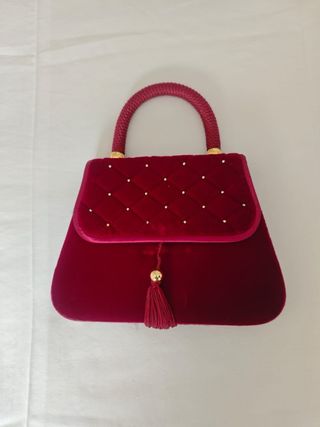 Bolso de fiesta rojo con detalles dorados