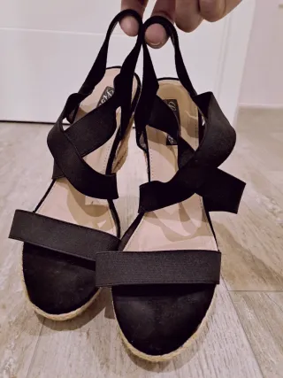 Sandali neri con zeppa e fasce elastiche