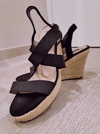 Sandali neri con zeppa e fasce elastiche