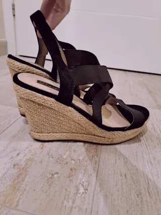 Sandali neri con zeppa e fasce elastiche