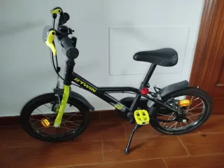 Bicicleta infantil B'TWIN negra y amarilla