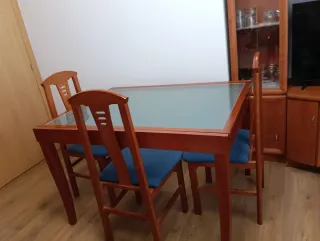 Mesa de comedor con 4 sillas