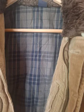 Abrigo beige de pana con cuello de pelo