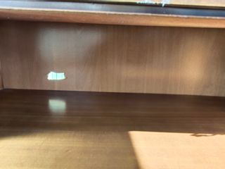 Mueble de madera marrón