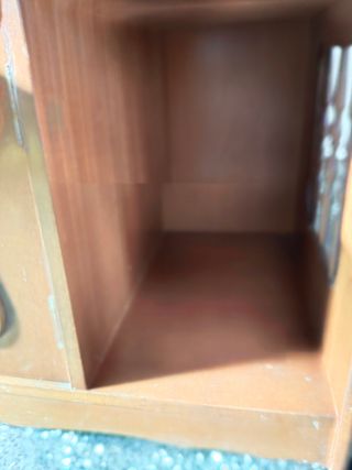 Mueble de madera marrón