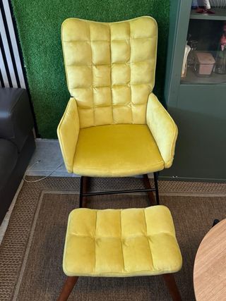 Mecedora y taburete de terciopelo amarillo