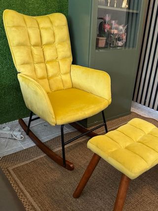 Mecedora y taburete de terciopelo amarillo