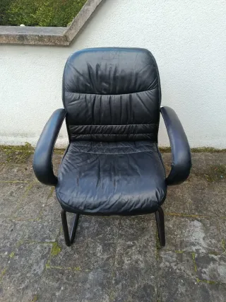 Silla de oficina de cuero negra