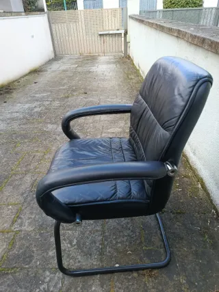 Silla de oficina de cuero negra