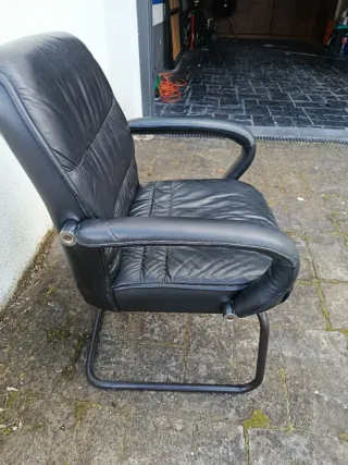 Silla de oficina de cuero negra