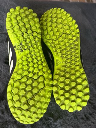 Zapatos de fútbol Adidas negros y verdes, talla 33