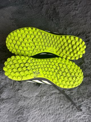 Zapatos de fútbol Adidas negros y verdes, talla 33