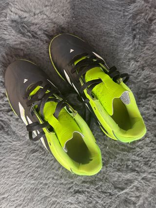 Zapatos de fútbol Adidas negros y verdes, talla 33