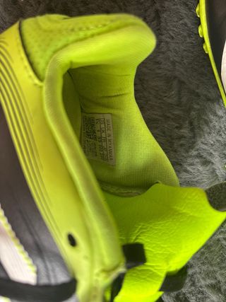 Zapatos de fútbol Adidas negros y verdes, talla 33