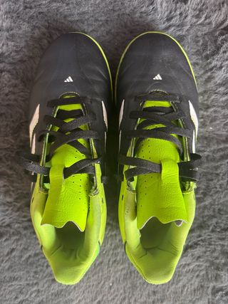 Zapatos de fútbol Adidas negros y verdes, talla 33