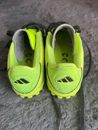 Zapatos de fútbol Adidas negros y verdes, talla 33