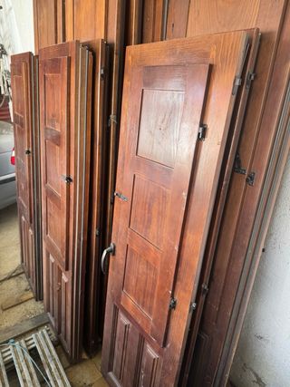 Puertas y ventanas  de madera maciza