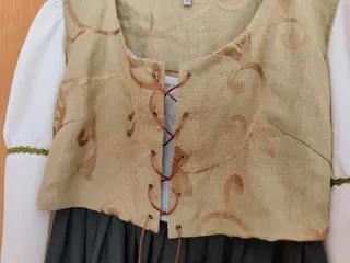 Vestido medieval beige y verde