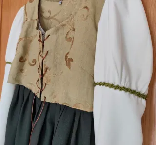 Vestido medieval beige y verde