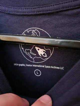 Camiseta NASA azul y roja