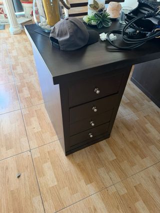 Mesa de madera con almacenamiento