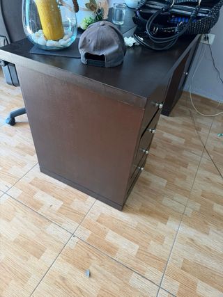 Mesa de madera con almacenamiento