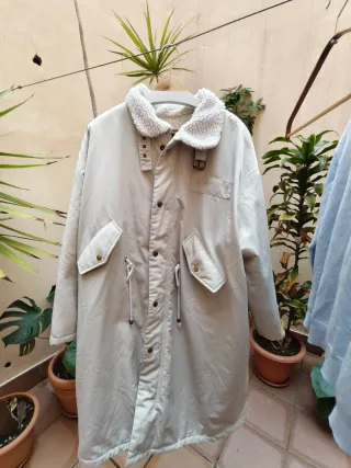 Abrigo oversize beige con cuello efecto borreguito