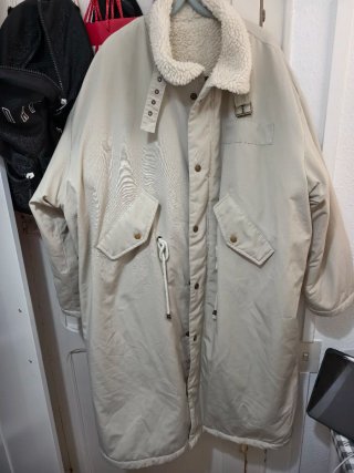 Abrigo oversize beige con cuello efecto borreguito