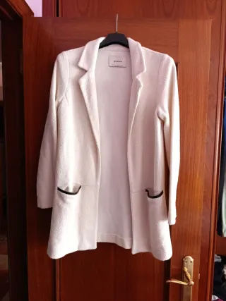 Chaqueta Stradivarius cremacrema Talla S