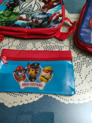 Conjunto de mochilas y estuches infantiles
