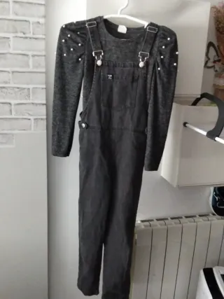 Conjunto de peto, jersey y abrigo.