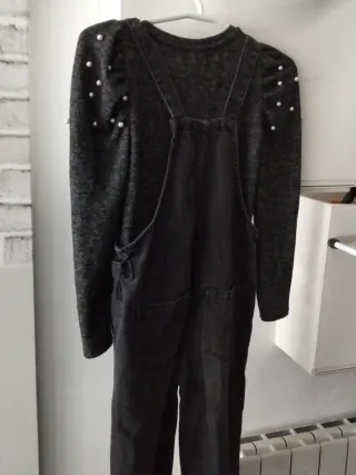 Conjunto de peto, jersey y abrigo.