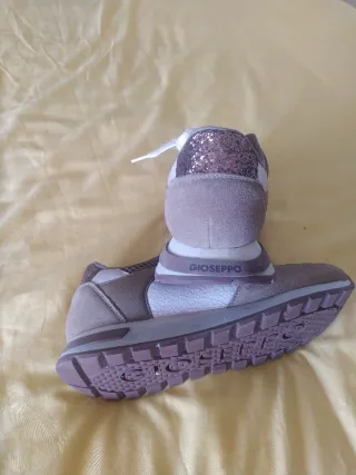 Zapatillas Gioseppo marrones y doradas