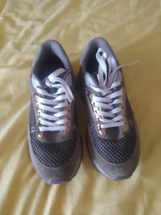 Zapatillas Gioseppo marrones y doradas