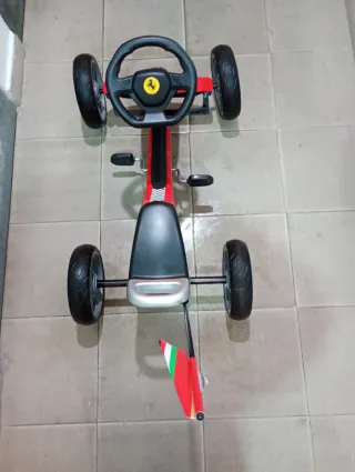 Kart Ferrari de pedales rojo