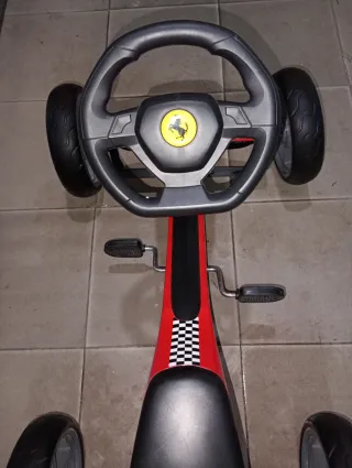 Kart Ferrari de pedales rojo