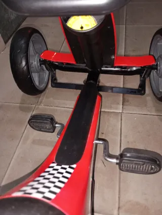 Kart Ferrari de pedales rojo
