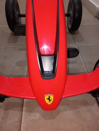 Kart Ferrari de pedales rojo