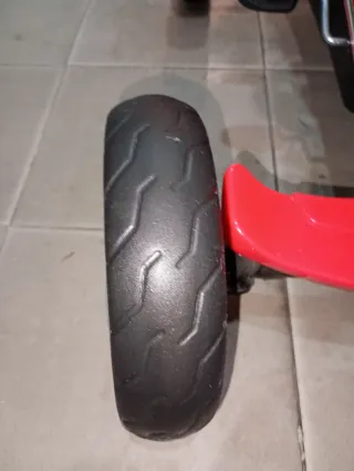 Kart Ferrari de pedales rojo