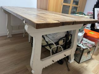 Mesa castellana de madera y metal