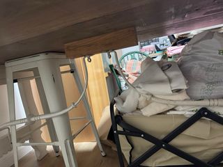 Mesa castellana de madera y metal