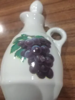 Galheteiro em porcelana com uvas