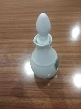 Galheteiro em porcelana com uvas