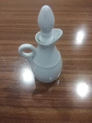 Galheteiro em porcelana com uvas