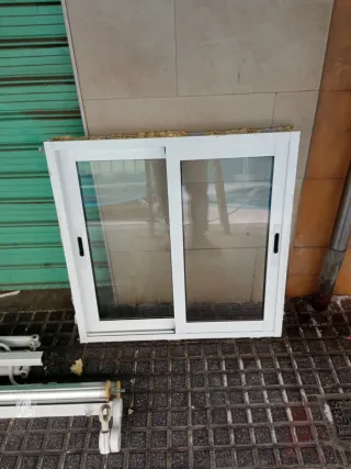Ventana corredera blanca y estructura toldo