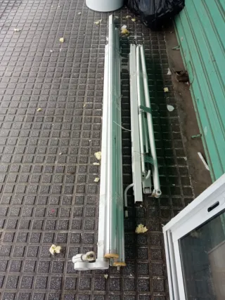 Ventana corredera blanca y estructura toldo