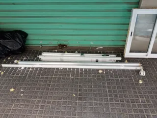 Ventana corredera blanca y estructura toldo